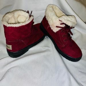 NBW Maroon boots with fur